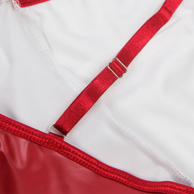 Gros plan de la bretelle rouge réglable à boucle métal et de l'étiquette de la nuisette Subblime, finition cuir synthétique brillant sur doublure claire.