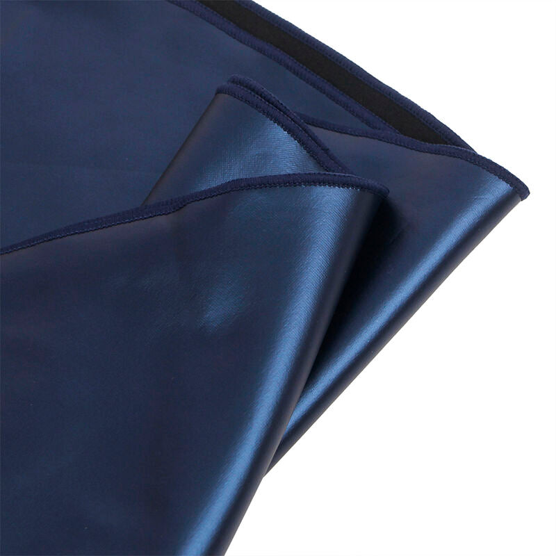 Détail macro du tissu bleu à finition cuir synthétique brillant de la nuisette Subblime, ourlet plié montrant la souplesse du polyester élasthanne.