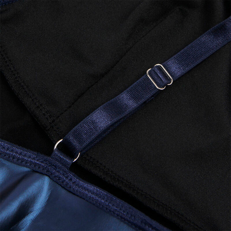 Gros plan de la bretelle bleue réglable à boucle métal de la nuisette Subblime, montrant la couture et la finition cuir synthétique brillant sur fond sombre.