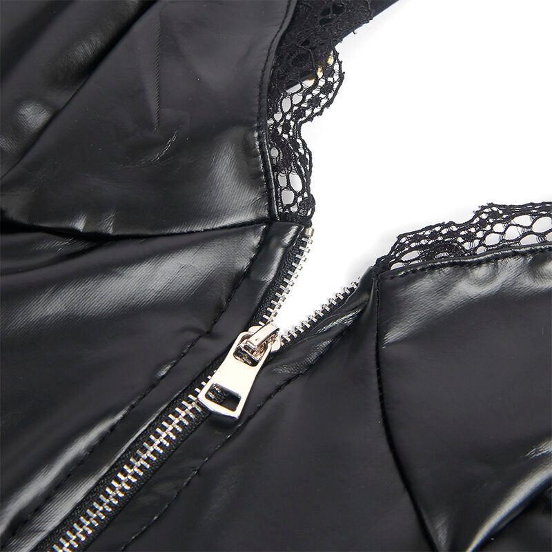 Gros plan sur la fermeture zip metallique et la dentelle laterale de la nuisette wetlook noire Subblime, finition sur fond blanc.
