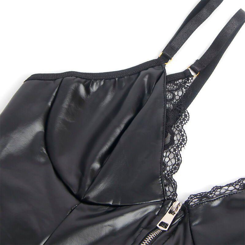 Gros plan sur le buste wetlook noir Subblime, bretelle reglable et liseré dentelle, detail de matiere brillante sur fond blanc.