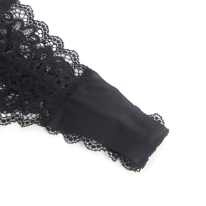 Gros plan sur la bordure en dentelle noire du bustier wetlook Subblime, detail du feston ajoure sur fond blanc.