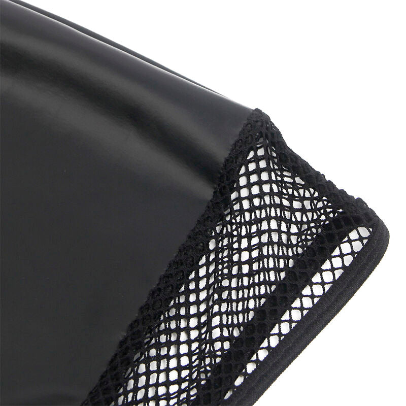 Macro de l'ourlet en resille a larges mailles de la robe Subblime similicuir, finition tricot ajoure noir, detail de couture en tres gros plan.