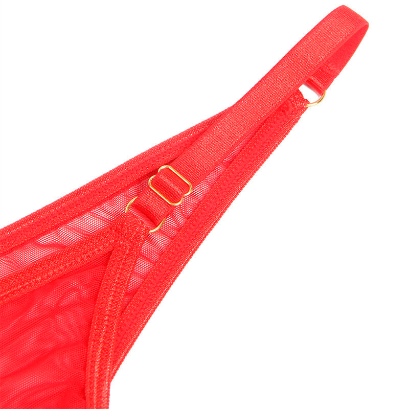 String rouge Subblime presente a plat avec anneau dore, detail de la coupe et des sangles sur fond blanc.