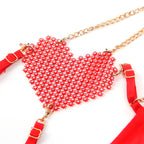 Ensemble maille rouge avec chaînes et coeur — détail texture surface