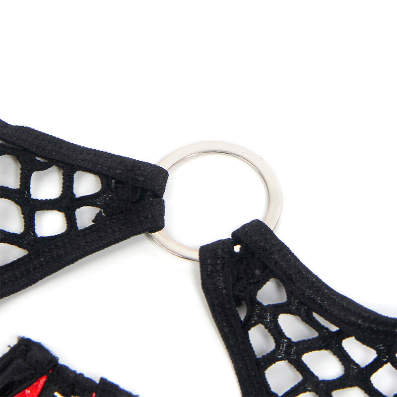 Gros plan sur la maille resille noire et l'anneau metallique de l'ensemble Subblime, detail de la matiere ajouree sur fond blanc.