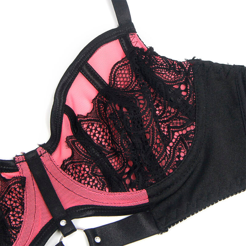 Gros plan sur la dentelle florale rose et noire et les armatures du soutien-gorge Subblime, detail textile de la parure aux empiecements resille.