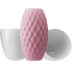 Masturbateur Athena rose sorti de son etui rigide ouvert, gaine souple a relief losange en silicone, coque protectrice pour le transport.