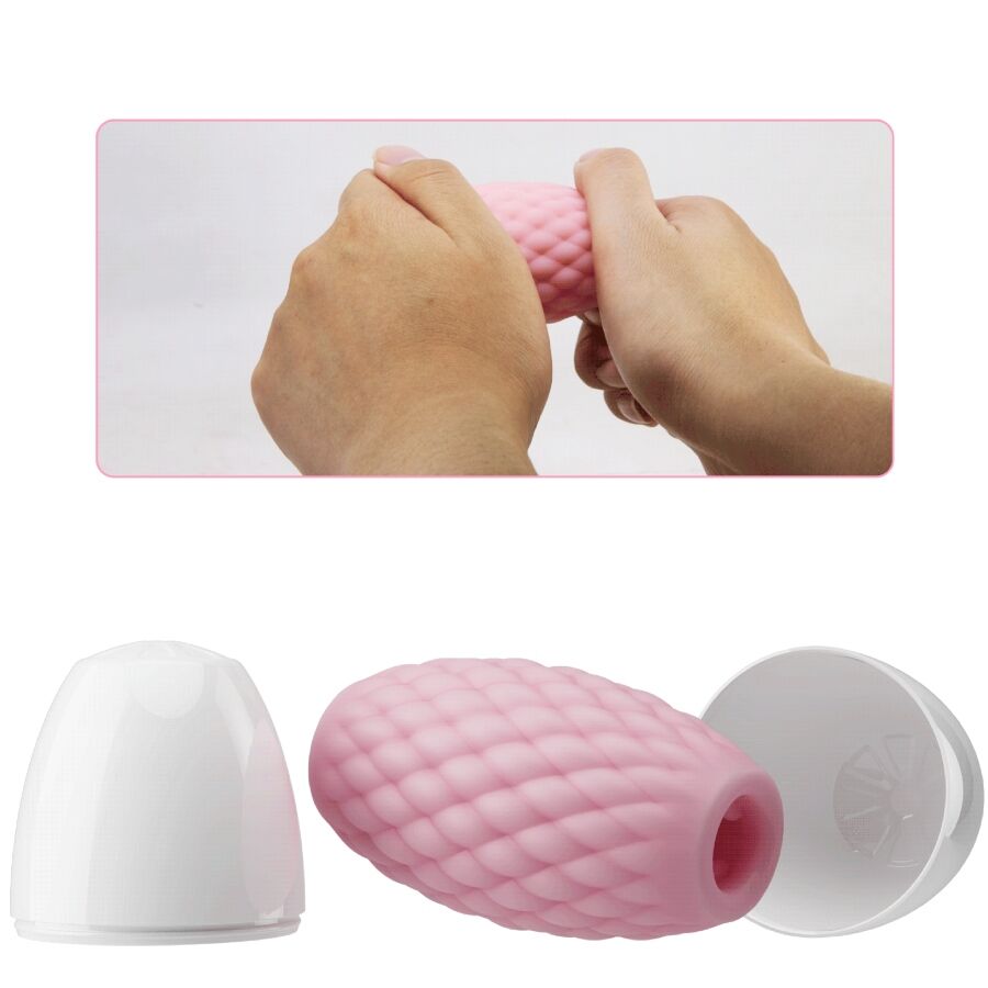 Masturbateur Athena rose presse en main illustrant sa souplesse, gaine a relief losange en silicone reversible, capuchon et embout assortis.