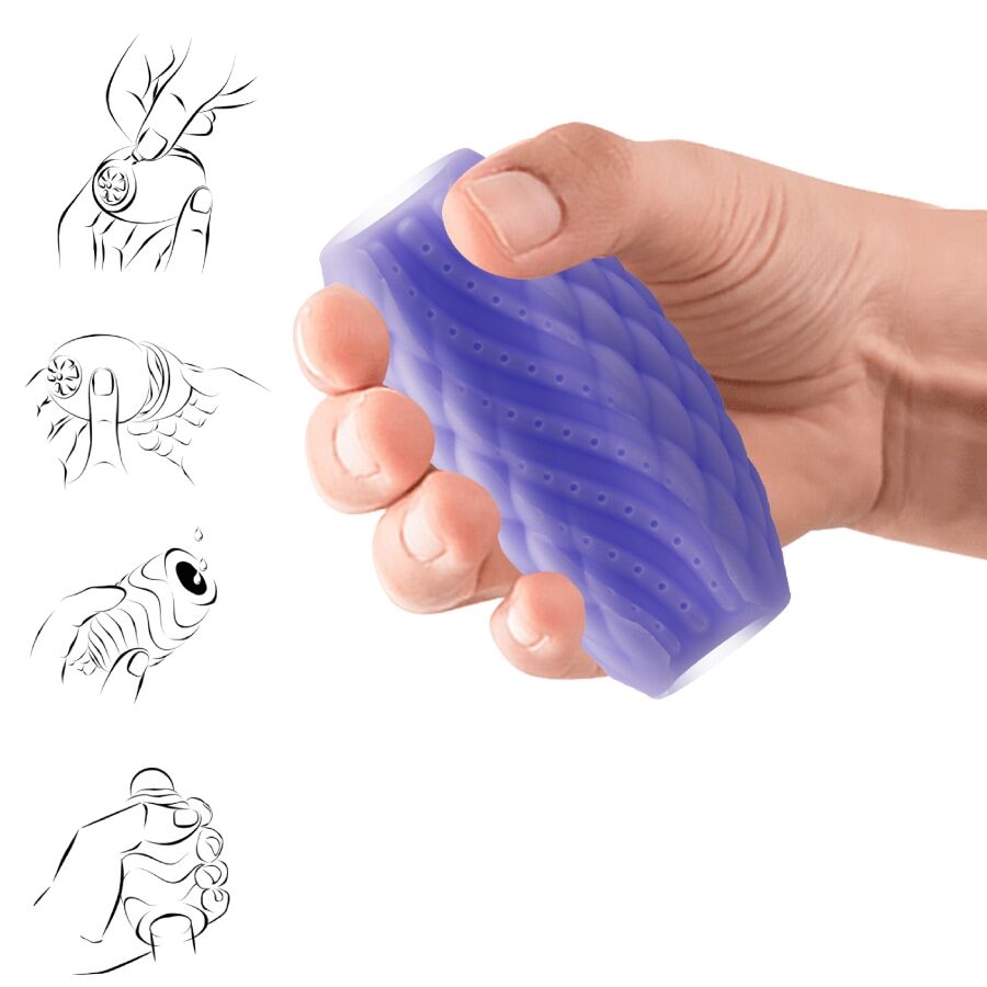 Masturbateur Athena violet presse en main illustrant sa souplesse, gaine a relief losange en silicone reversible double entree, format discret.