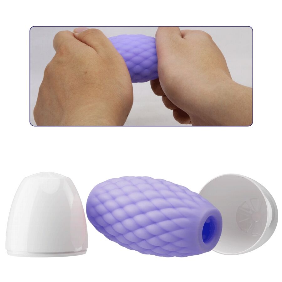 Masturbateur Athena violet avec son capuchon blanc et embout transparent, gaine souple a relief losange en silicone, demonstration d'elasticite.
