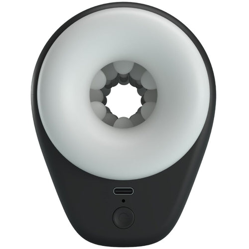Masturbateur automatique Pretty Love noir vu de face, large orifice a gaine interne en etoile texturee, bouton et port USB, ventouse pour un usage mains libres vibrant
