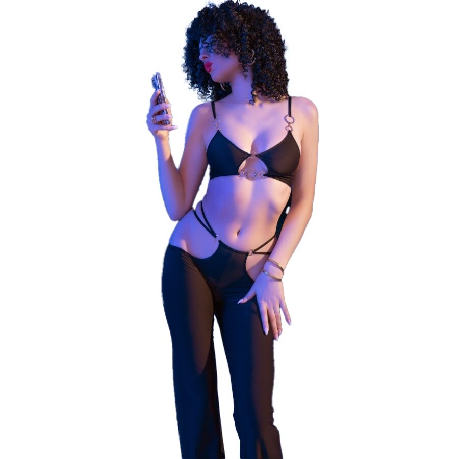 Ensemble noir evase Chilirose, modele tenant un telephone, ventre denude et bas transparent fendu, details dores, ambiance studio epuree.
