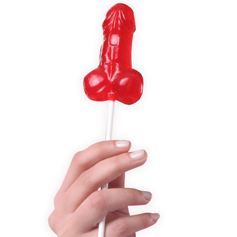 Sucette coquine rouge en forme de sexe masculin tenue par la tige, friandise Eat Me comestible saveur fruitee, cadeau gag coquin pour soiree entre amis.
