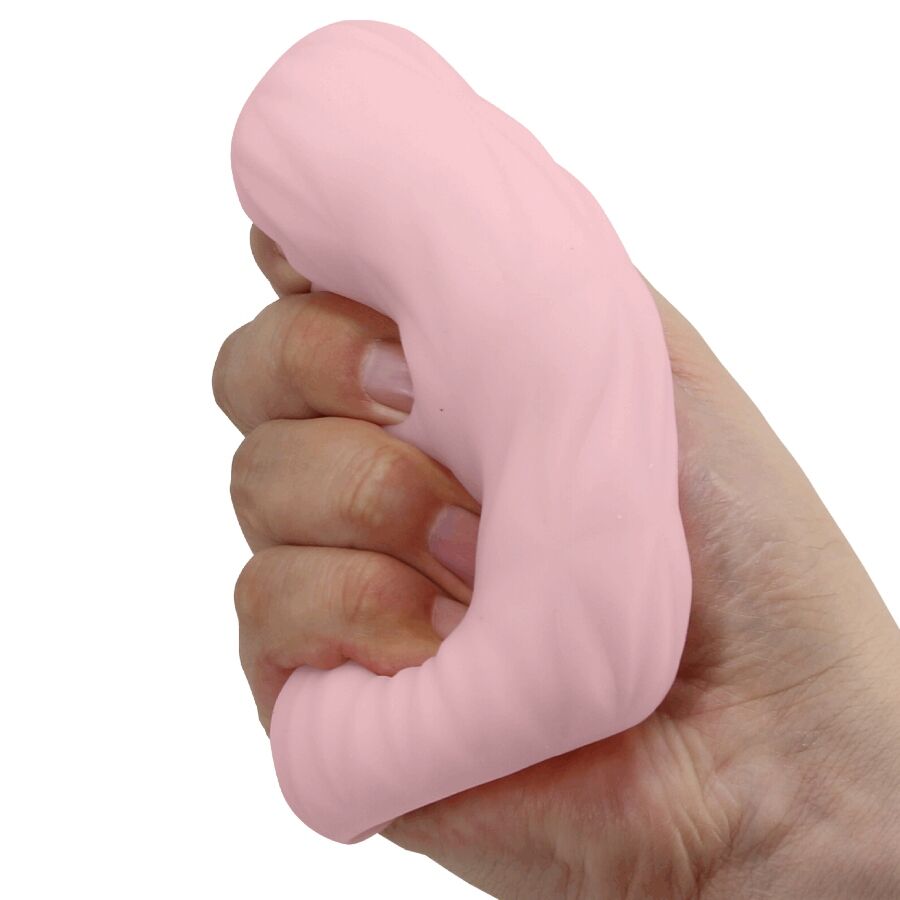 Masturbateur oeuf Athena rose pressé dans une main, coque TPR très souple et extensible illustrant la flexibilité de la matière bodysafe pour homme.