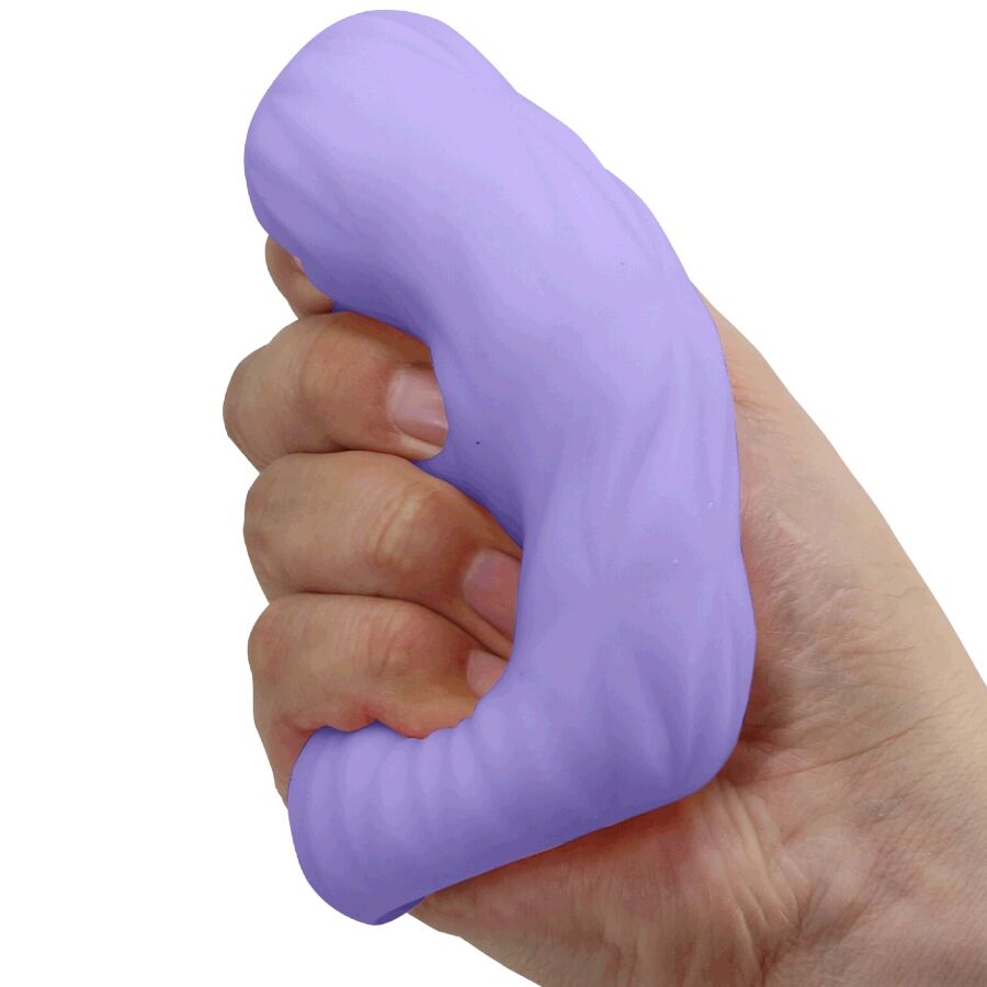Masturbateur oeuf Athena violet pressé dans une main, coque TPR très souple et extensible démontrant la flexibilité de la matière bodysafe pour homme.