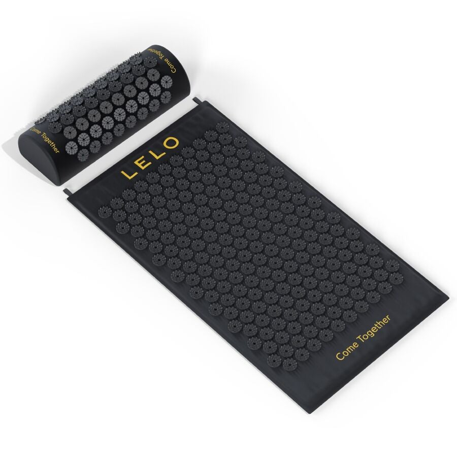 Tapis d acupression Lelo Come Together noir roule avec son coussin assorti couvert de picots, accessoire de massage corporel et detente sensorielle.
