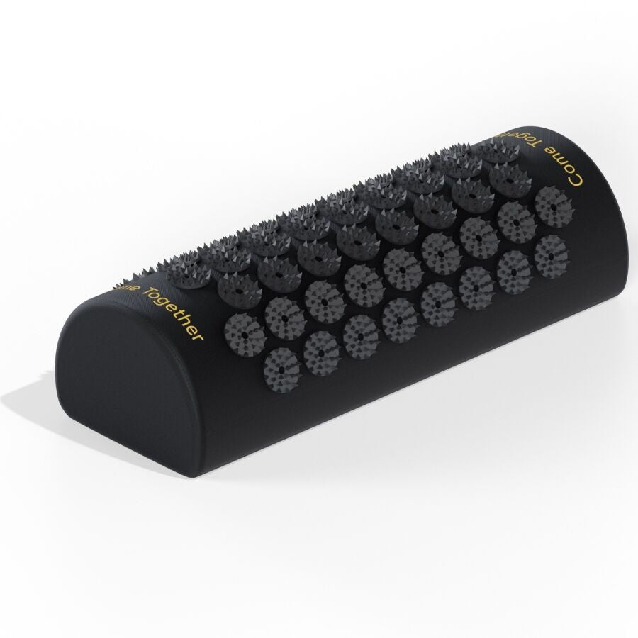 Coussin d acupression demi-lune Lelo Come Together noir couvert de picots avec logo dore, accessoire de soutien pour massage cervical et detente.