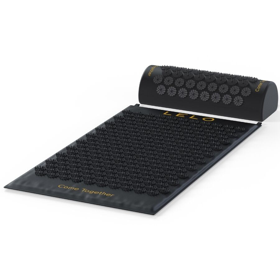Ensemble tapis d acupression et coussin Lelo Come Together noirs poses a plat, picots de massage et logo dore, accessoire de detente corporelle.