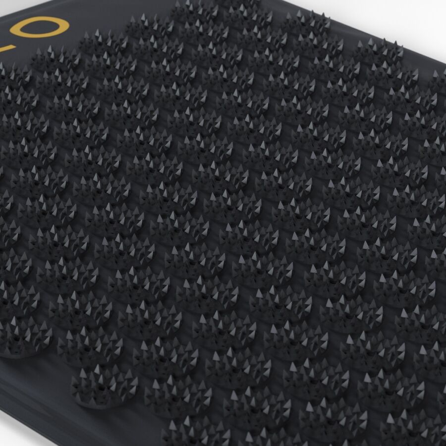 Vue en angle d un coin du tapis d acupression Lelo Come Together montrant le relief des picots noirs, accessoire de massage corporel sensoriel.