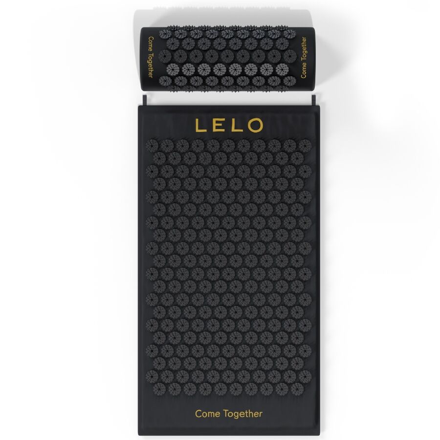 Tapis d acupression Lelo Come Together noir deroule a la verticale couvert de milliers de picots, accessoire de relaxation et massage corporel sensoriel.