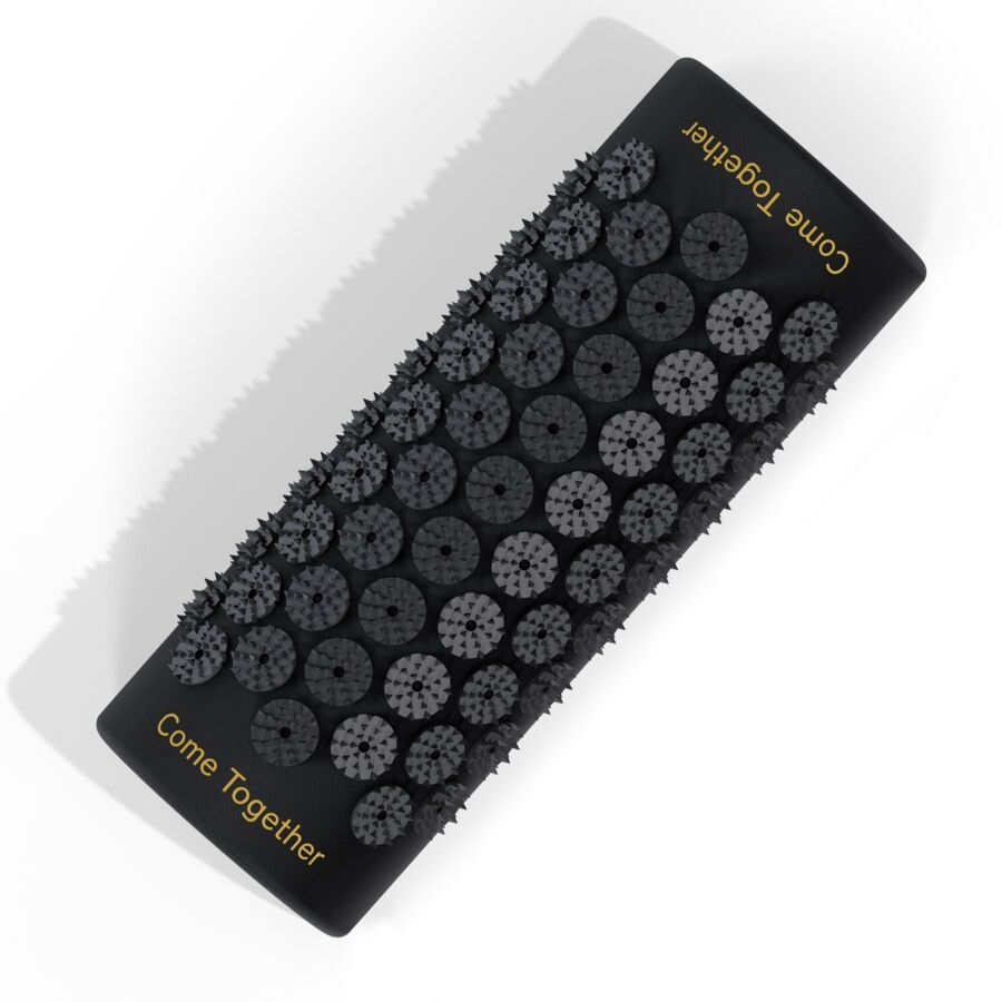 Gros plan sur la surface du tapis d acupression Lelo Come Together montrant les rosettes de picots noirs serres, accessoire de massage corporel relaxant.