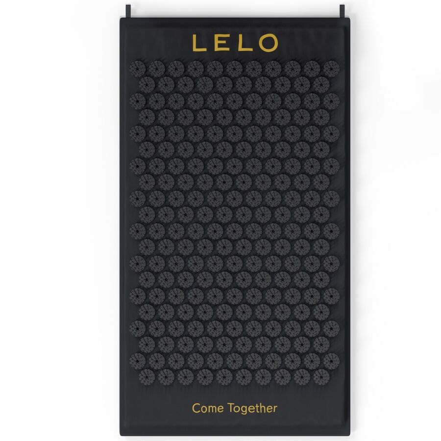 Tapis d acupression Lelo Come Together noir suspendu de face avec logo dore en haut, surface couverte de picots pour massage corporel et detente.