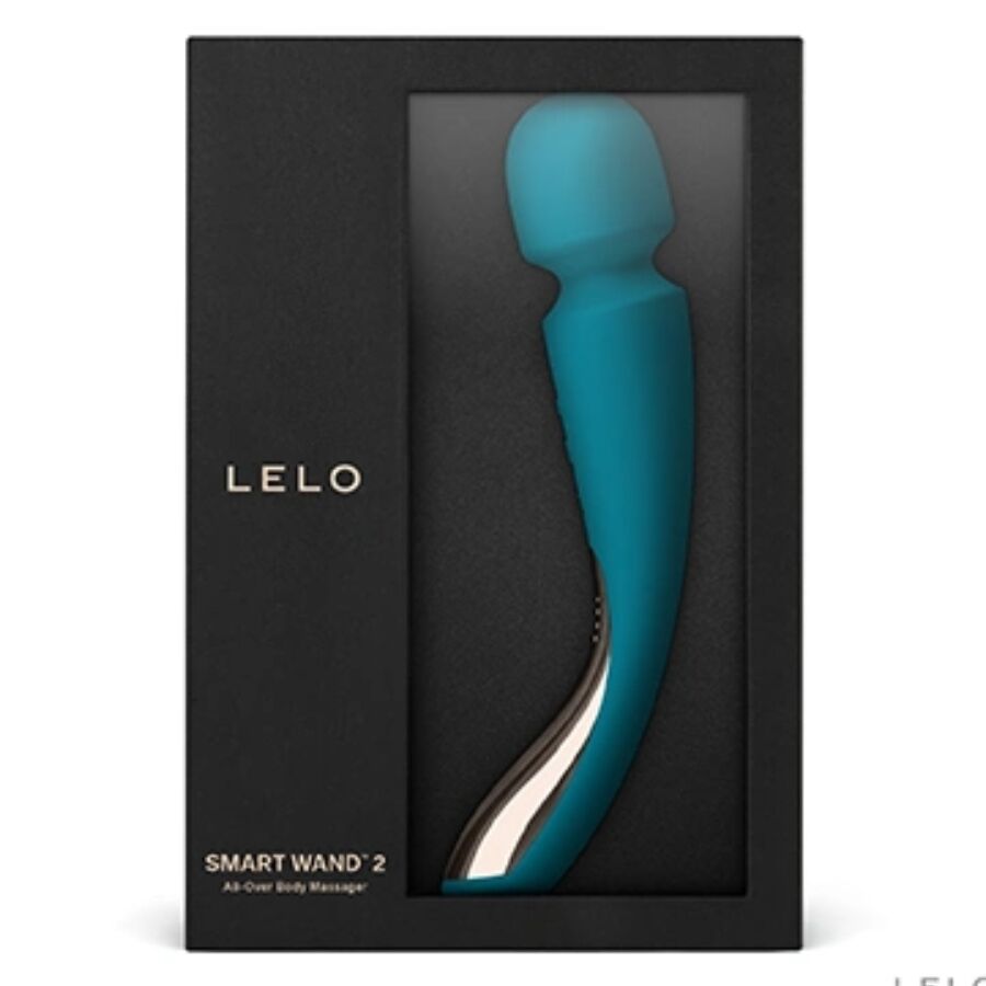 Boîte noire Smart Wand 2 de Lelo présentant la baguette de massage turquoise à travers sa fenêtre, masseur tout le corps signé Lelo dans son emballage.