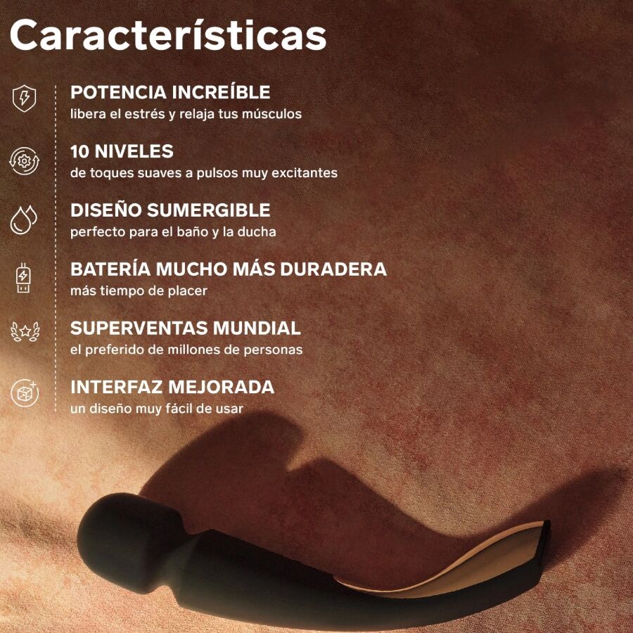 Fiche caractéristiques de la Smart Wand 2 de Lelo : pictogrammes des dix niveaux et étanchéité, avec le masseur appliqué sur l'épaule habillée d'un modèle.