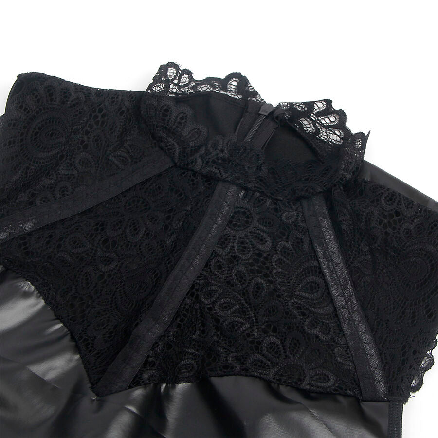 Detail a plat du col dentelle florale de la robe wetlook noire Subblime, contraste maille fleurie et matiere brillante, finition raffinee de lingerie robe.