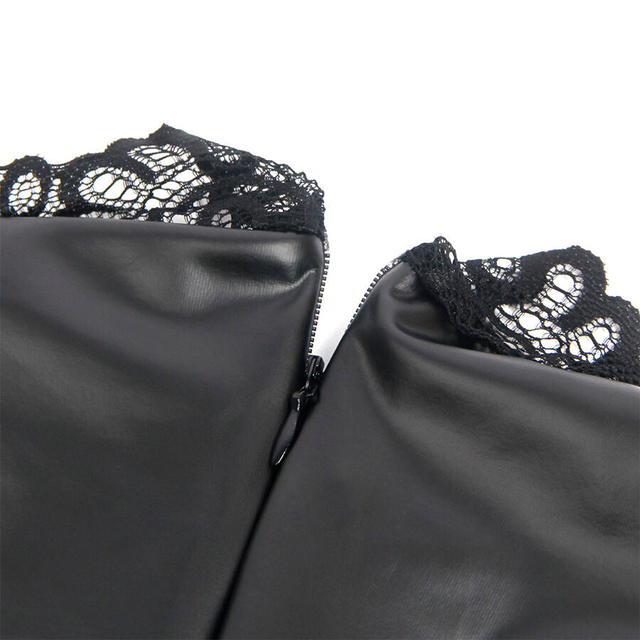 Detail a plat du col montant en dentelle de la robe wetlook noire Subblime, bordure festonnee et fermeture zippee, contraste matiere brillante, finition soignee.