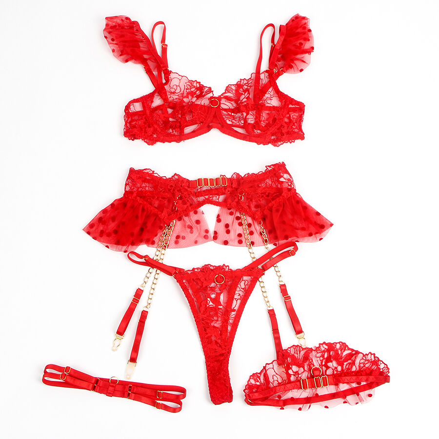 Parure lingerie rouge Subblime presentee a plat, soutien-gorge dentelle, porte-jarretelles a volants, string et bandeau, maille a pois et chaines dorees.