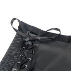 Ensemble cuir col licou soutien-gorge et jupe — vue rapprochée