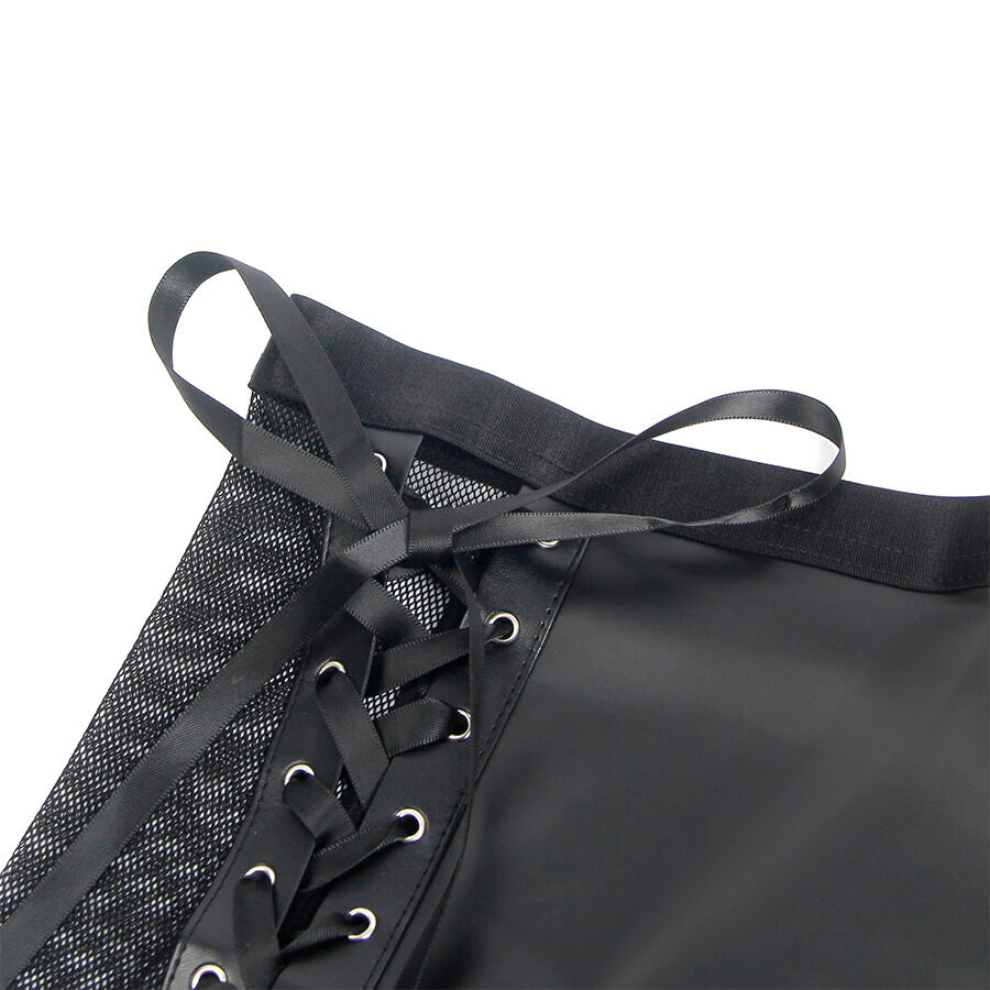 Detail du laçage a oeillets et de la matiere cuir PU sur la jupe de l'ensemble Subblime, gros plan couture presente sans mannequin sur fond clair.