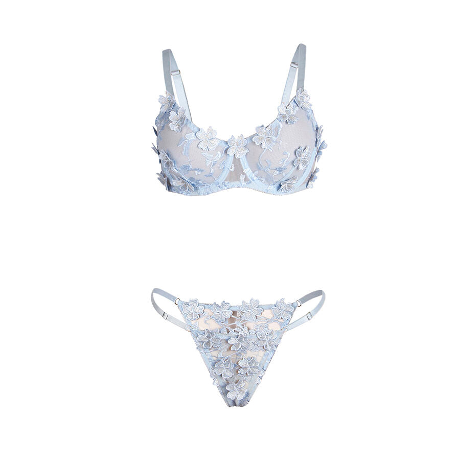 Ensemble dentelle brodée florale bleu ciel — détail texture surface