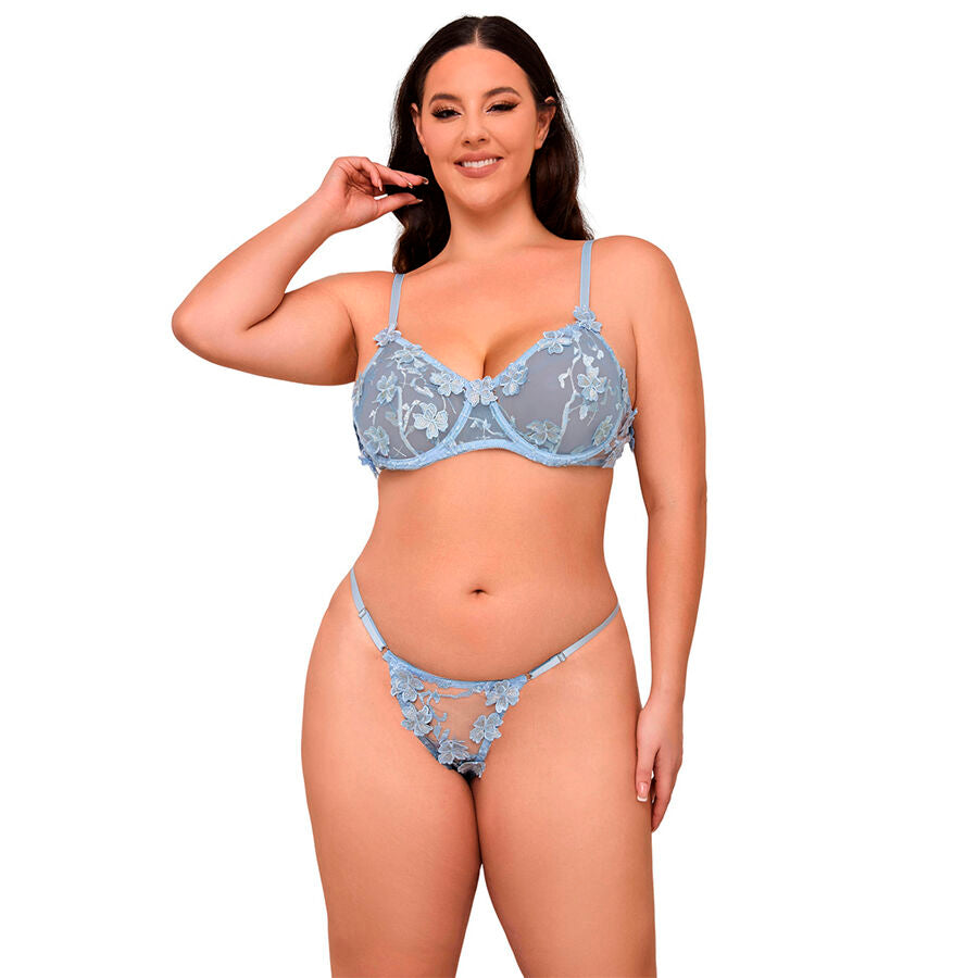 Mannequin en ensemble bleu ciel Subblime a fleurs brodees en relief, soutien-gorge translucide et string assorti portes sur la peau, pose glamour.