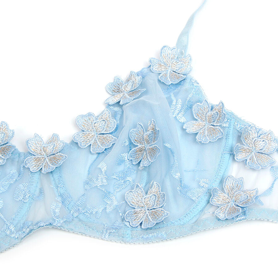 Gros plan sur les fleurs blanches brodees en relief du soutien-gorge en maille bleu ciel Subblime, detail de la transparence presente sans corps.
