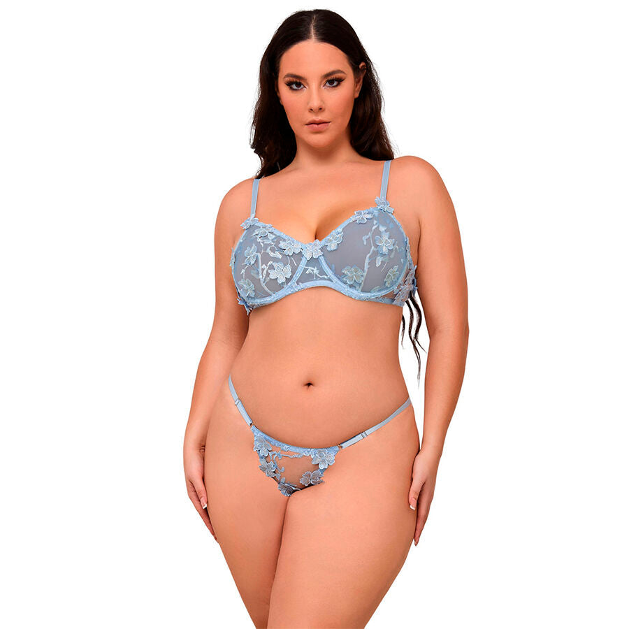 Mannequin en ensemble bleu ciel Subblime a fleurs brodees en relief, soutien-gorge translucide et string assorti portes sur la peau, pose glamour.