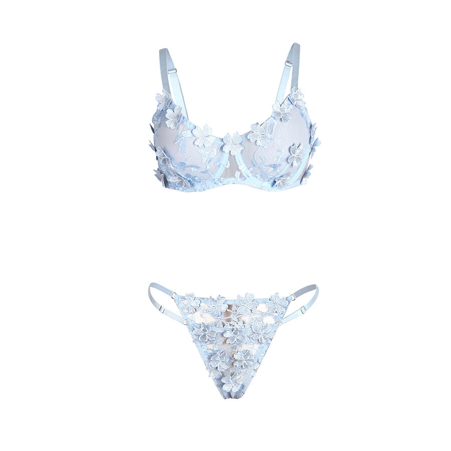 Mise a plat de l'ensemble dentelle bleu ciel Subblime : soutien-gorge a fleurs blanches en relief et string assorti, sans mannequin sur fond clair.