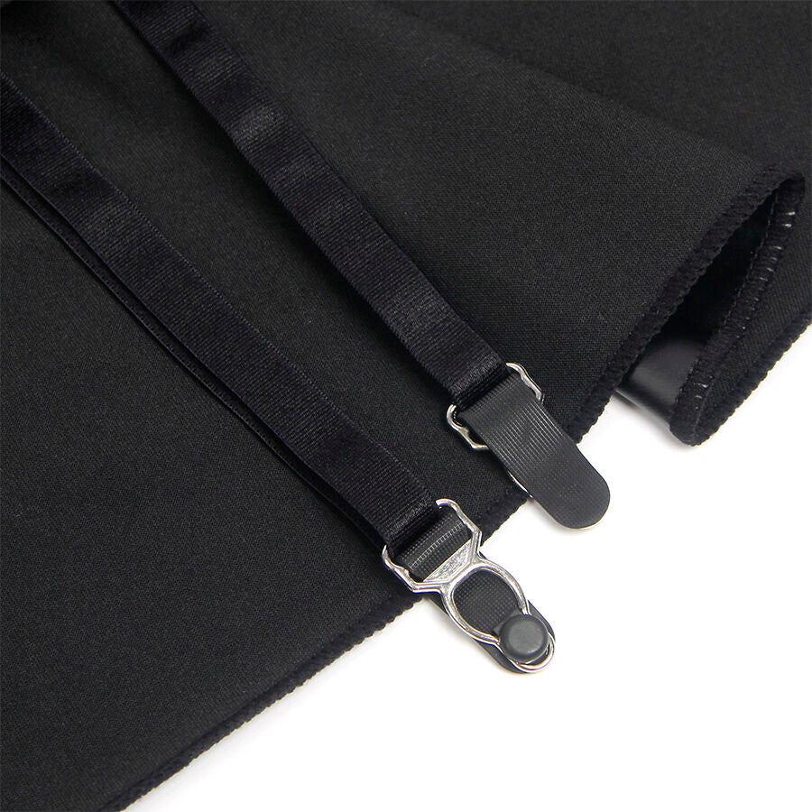 Detail des bretelles satinees noires et du clip de reglage metal de la robe effet cuir Subblime, finition similicuir sur fond clair. Tenue assortie en taille unique, esprit séduction assumé.