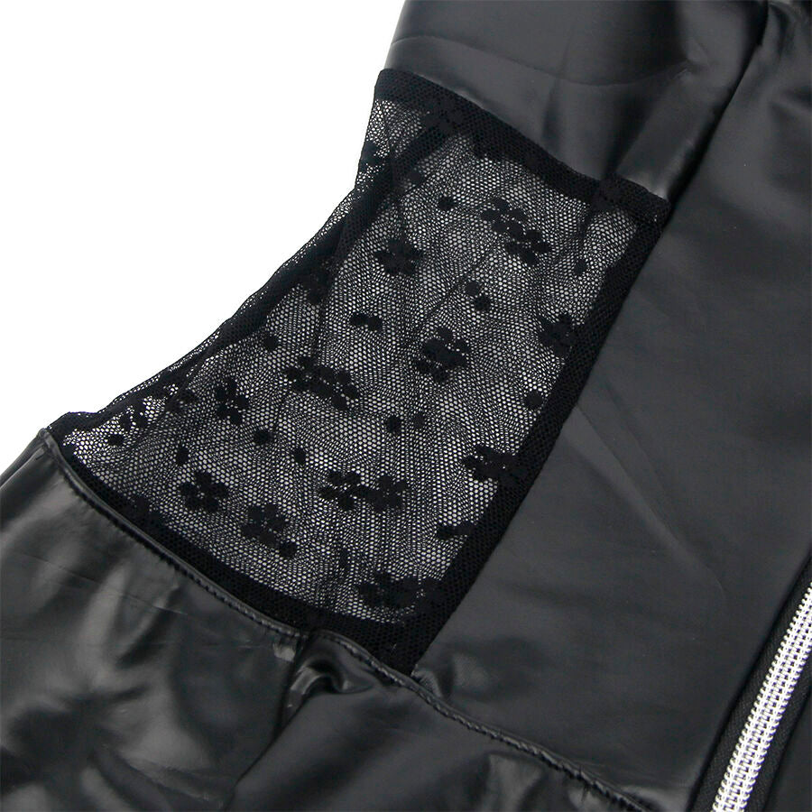Gros plan du panneau de dentelle florale noire insere dans la taille en similicuir brillant de la robe licou effet cuir Subblime. Tenue assortie en taille unique, esprit séduction assumé.