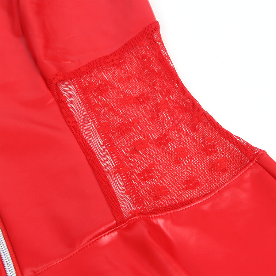 Gros plan du panneau de dentelle florale rouge inseré dans la taille en similicuir brillant de la robe licou effet cuir Subblime. Tenue assortie en taille unique, esprit séduction assumé.