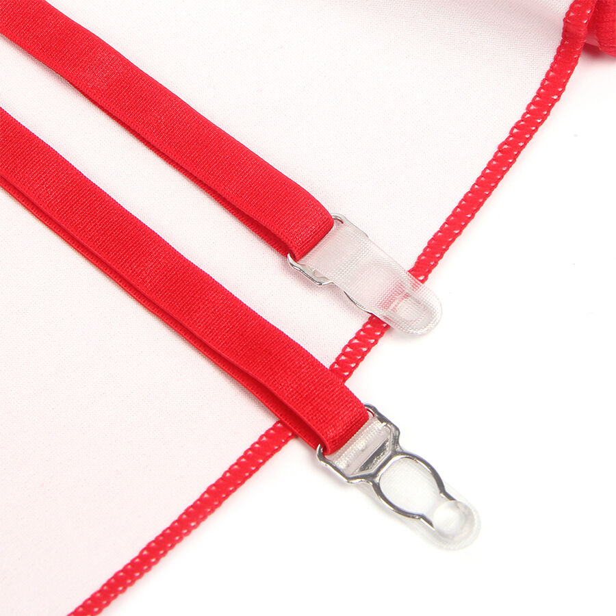 Detail des bretelles licou rouges et du dispositif de reglage de la robe effet cuir Subblime, sangles satinees et fermoir transparent sur fond blanc. Tenue assortie en taille unique,.