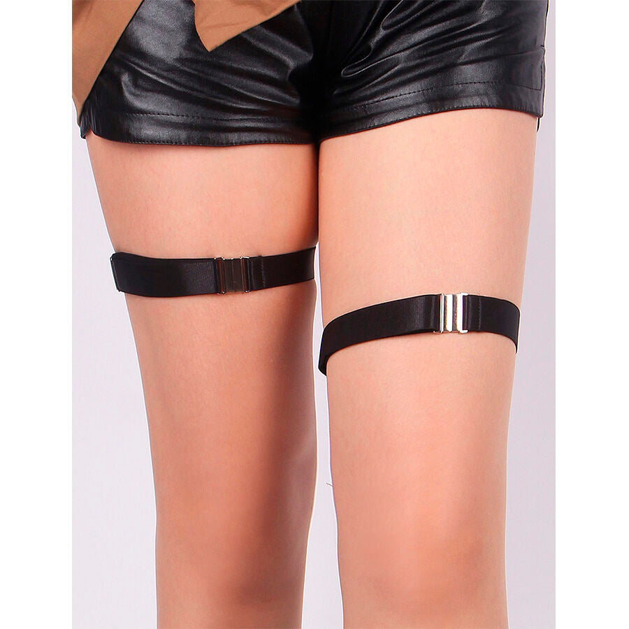 Anneaux de jambe simili cuir noir Subblime portes sur les deux cuisses sous un short : doubles sangles a boucles metal reglables, accessoire jarretiere assorti.