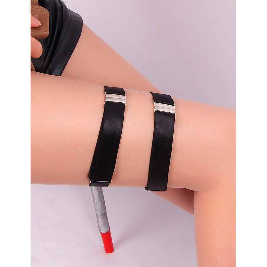 Anneaux de jambe en simili cuir noir Subblime portes haut sur la cuisse, vue de cote : double sangle elastique a boucles metal, accessoire jarretiere structurant.