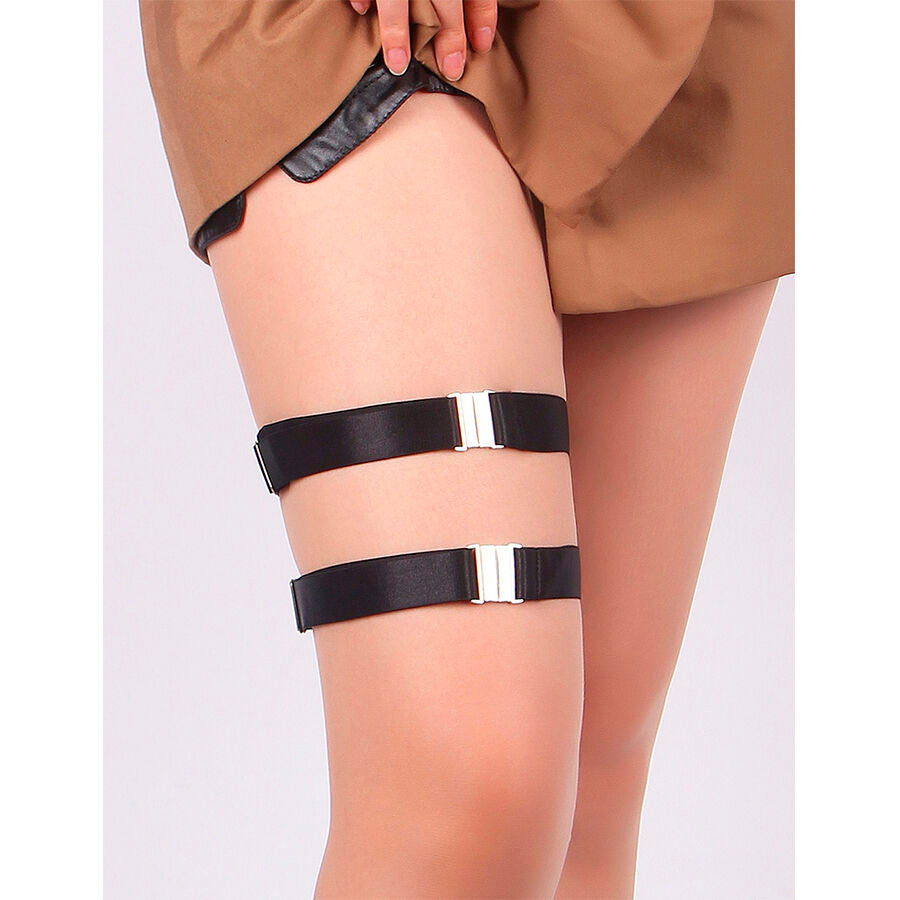 Anneaux de jambe simili cuir noir Subblime portes sur une cuisse sous une jupe : double sangle a boucles metal reglables, accessoire jarretiere fetiche en situation.