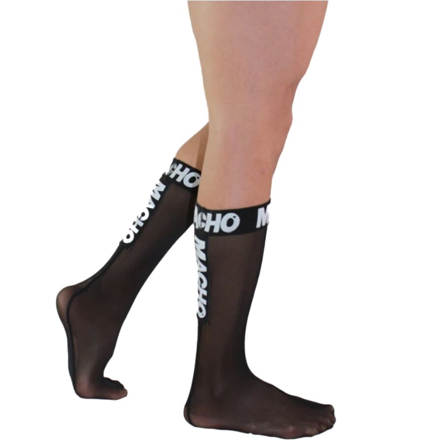Chaussette haute homme noire semi-transparente de profil, bord logo Macho blanc, maille elastique fetichiste fine epousant la jambe et le pied.