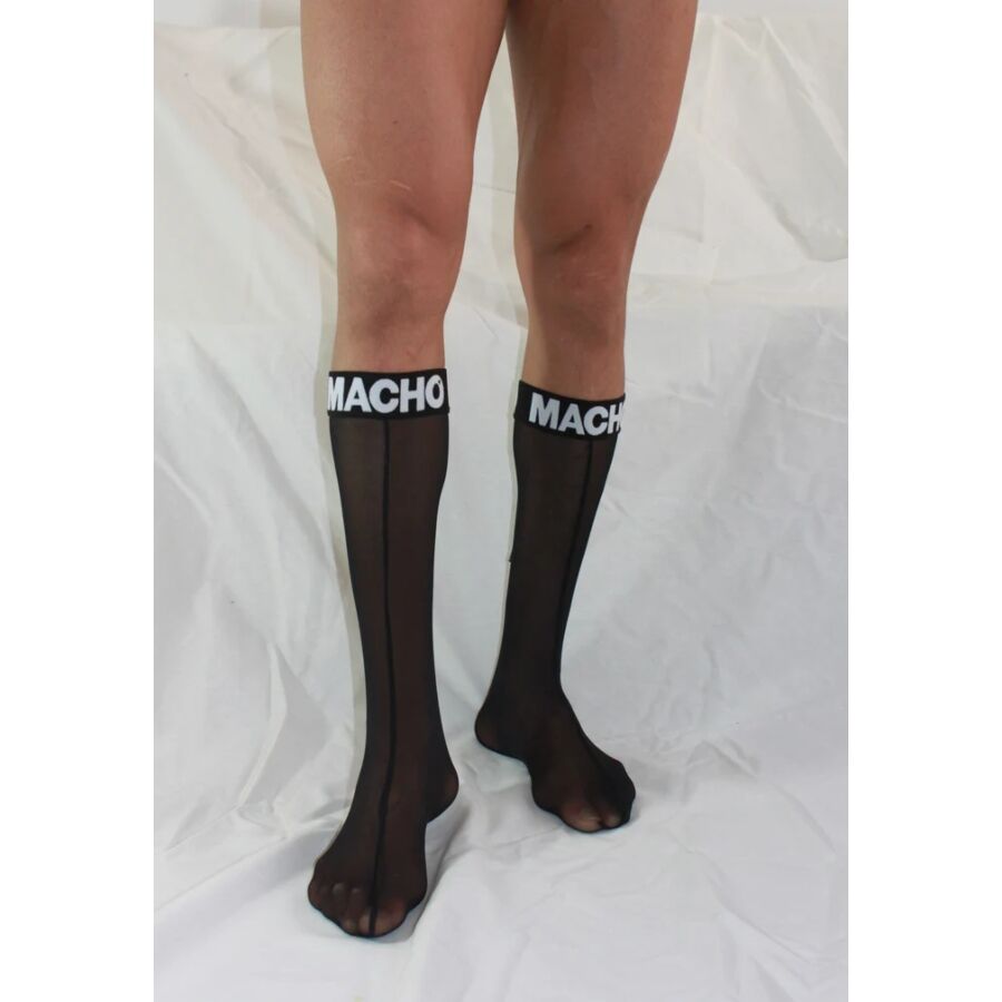 Chaussettes hautes homme noires semi-transparentes jambes serrees, logo Macho blanc, maille fine fetichiste a ajustement seconde peau sur le mollet.