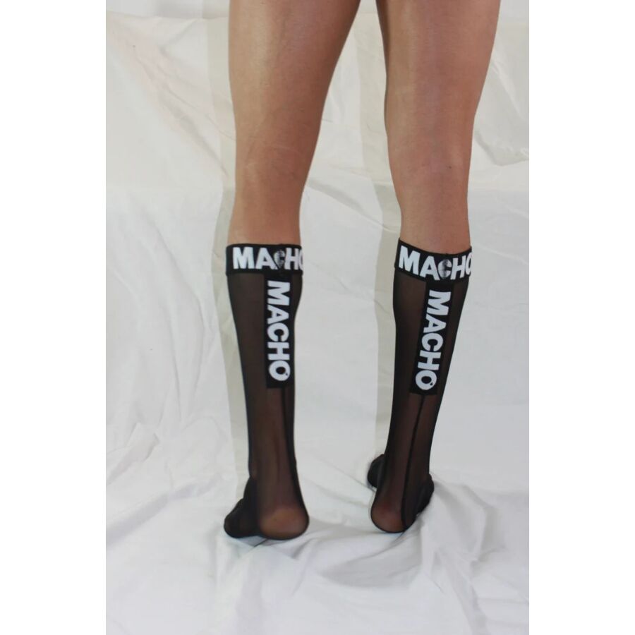 Chaussettes hautes homme noires semi-transparentes vues de dos, double logo Macho blanc, maille polyester elastique fetichiste epousant les jambes.