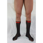 Chaussettes hautes homme noires semi-transparentes jambes ecartees, bord logo Macho rouge, maille elastique fetichiste fine soulignant le galbe.